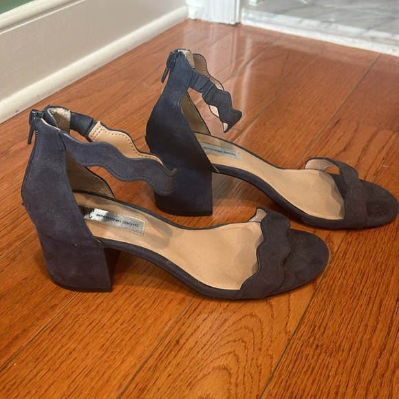 INC Hadwin Scallop Sandals - Picture 3 of 4